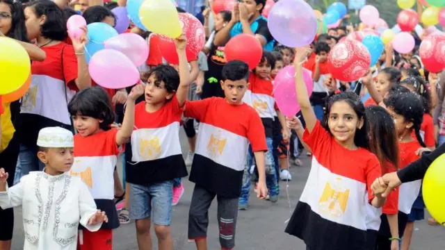 أطفال مصريون يحتفلون في الشارع