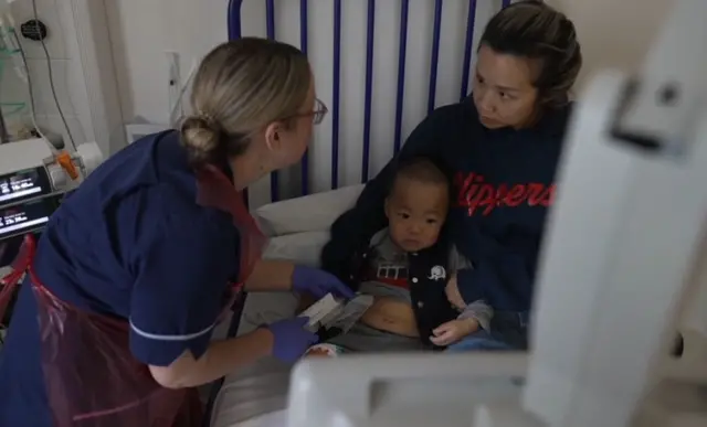 ऑलिव्हर हा हंटर सिंड्रोमसाठी इंफ्युजन होणारा जगातील पहिला व्यक्ती बनत असतानाचा क्षण