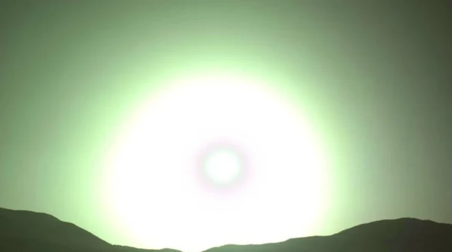 ภาพดวงอาทิตย์ลับขอบฟ้าบนดาวอังคาร ซึ่งหุ่นยนต์ตระเวนสำรวจ Perseverance บันทึกไว้ได้