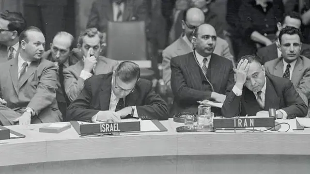 ১৯৫৬ সালে জাতিসংঘের নিরাপত্তা পরিষদের বৈঠকে পাশাপাশি ইরান-ইসরায়েলের প্রতিনিধি