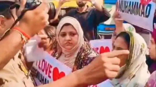 لکھنؤ میں مقدمات کے اندراج اور گرفتاریوں کے خلاف ریاستی اسمبلی کے باہر ہونے والا احتجاج