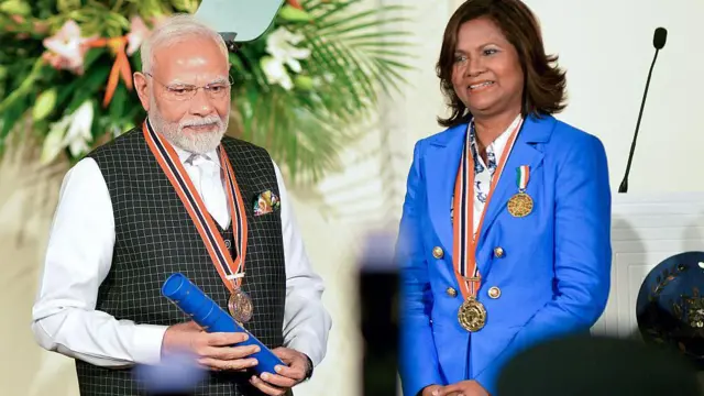 त्रिनिदाद एंड टोबैगो में सम्मान ग्रहण करते पीएम मोदी