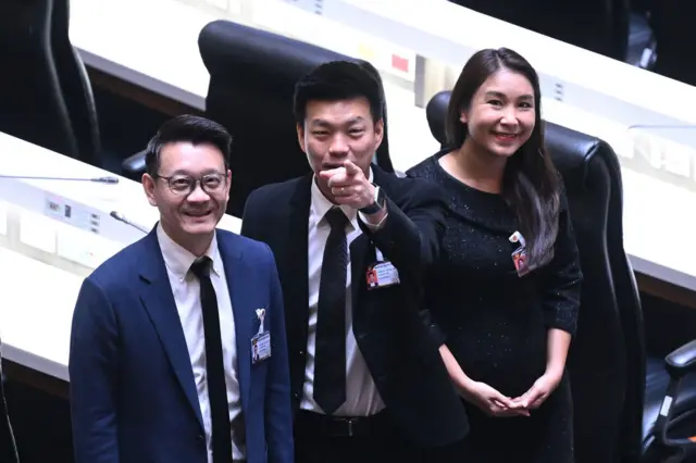 ณัฐพงษ์ เรืองปัญญาวุฒิ และ 2 รองหัวหน้าพรรค ปชน.