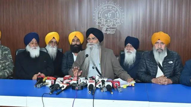 ਸ਼੍ਰੋਮਣੀ ਗੁਰਦੁਆਰਾ ਪ੍ਰਬੰਧਕ ਕਮੇਟੀ ਦੇ ਪ੍ਰਧਾਨ ਹਰਜਿੰਦਰ ਸਿੰਘ ਧਾਮੀ ਤੇ ਨਾਲ ਕਮੇਟੀ ਮੈਂਬਰ 