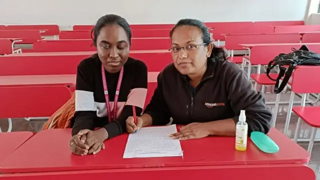 Pushpa tare da wata mai zana jarrabawa da ba ta gani