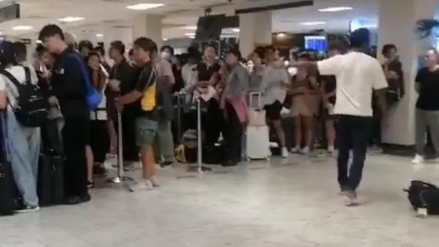 "අපි තව බලාපොරොත්තු වන දෙයක් තියෙනව , කෙනෙකුට රට තුලට එන කෙනෙකුට නැවත නැවත වීසා අයදුම් කිරීමට අවශ්‍ය නැතිව එක්වර වීසා අරගෙන දීර්ඝ කාලයක් ලංකාවෙ රැදී සිටින්නටත්, ඒ දීර්ඝකාලය තුල වරින් වර තමන්ගෙ රටට ගිහින් ඒමට ඉඩප්‍රස්ථාව හැදෙනව. මේ කාරණය සංචාරක කර්මාන්තයට ඉතාමත් වැදගත්."