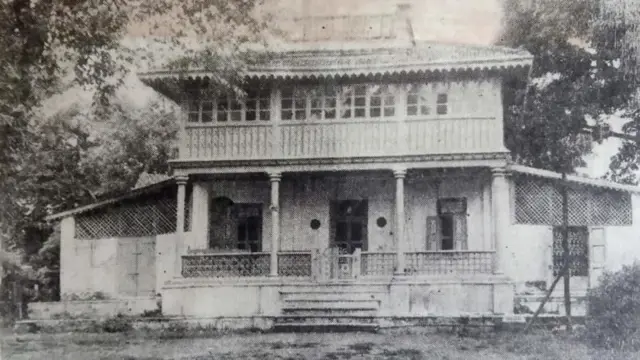 सुरतच्या आठवा लाईन्स भागात असलेल्या त्रिभुवनदास गज्जर यांच्या बंगल्यात मवाळ आणि जहालमतवादी नेत्यांमध्ये सामंजस्य प्रस्थापित करण्याचे प्रयत्न झाले होते.