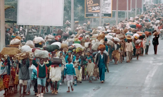 Des dizaines de milliers de personnes ont traversé la frontière de Gisenyi à Goma en juillet 1994.