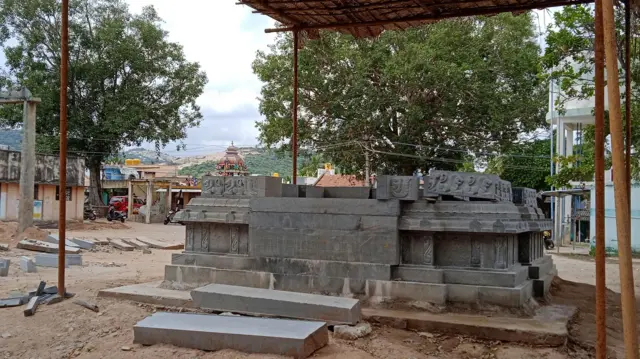 குடிசைக்கு தீ வைக்கப்பட்டது