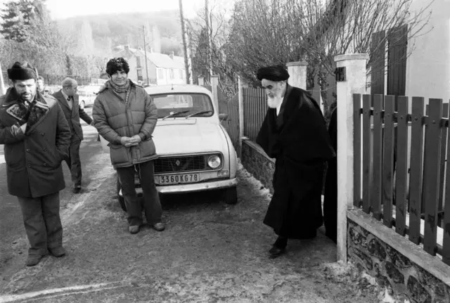 خمینی در مدت اقامت چهار ماهه در فرانسه در سه محل مختلف زندگی کرد