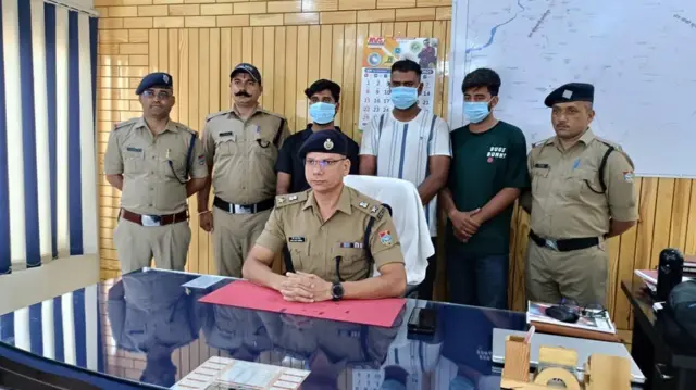 घटनामा संलग्नहरूलाई सार्वजनिक गर्दै उधमसिंह नगरका प्रहरी अधिकारी