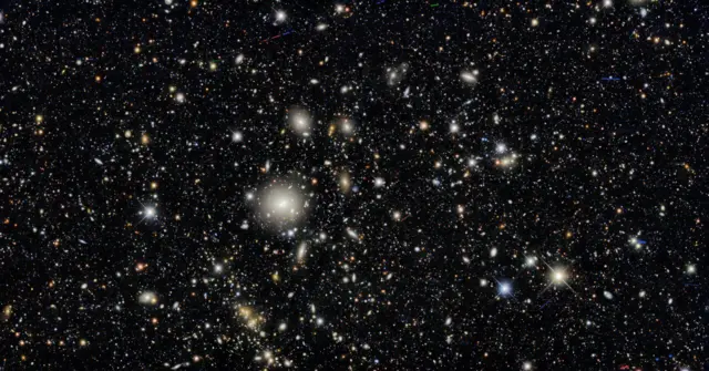 Una foto del espacio repleto de galaxias, estrellas y asteroides.