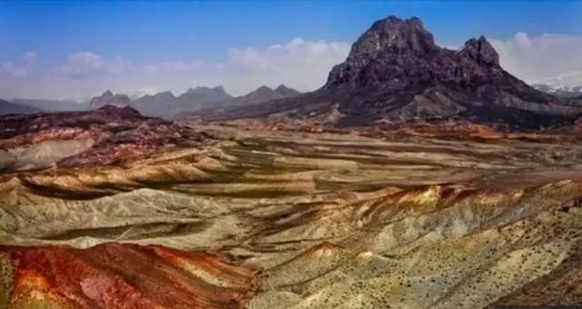 سورہ القمر میں ہے کہ 'تب ہم نے موسلادھار بارش سے آسمان کے دروازے کھول دیے اور زمین کو (اِس طرح) پھاڑ ا کہ وہ چشمے ہی چشمے ہو گئی۔ پھر زمین و آسمان کا پانی اُس نشان پر باہم مل گیا جو اُس کے لیے مقرر کیا گیا تھا۔‘