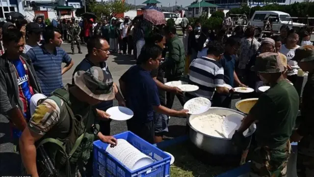 দুর্গতদের খাওয়ানোর ব্যবস্থা করেছে স্থানীয় কিছু এনজিও