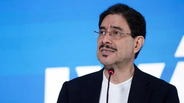 Iván Cepeda konuşma yaparken görülüyor