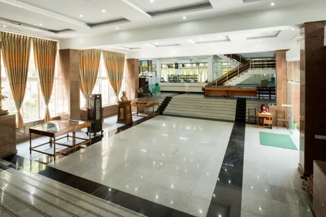 ဆရာဇော်ဂျီရုပ်တုနဲ့ တက္ကသိုလ်များ ဗဟိုစာကြည့်တိုက်