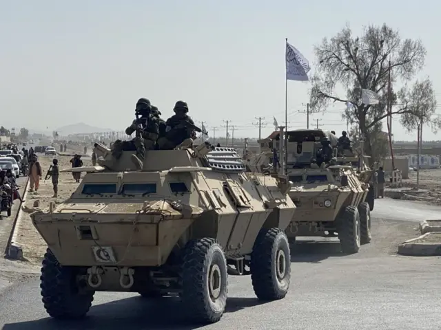 ټرمپ وايي، په افغانستان کې د پاتې هغو امریکايي پوځي تجهیزاتو لیدل یې سخت غوسه کوي، چې طالبان یې نندارې ته وړاندې کوي.