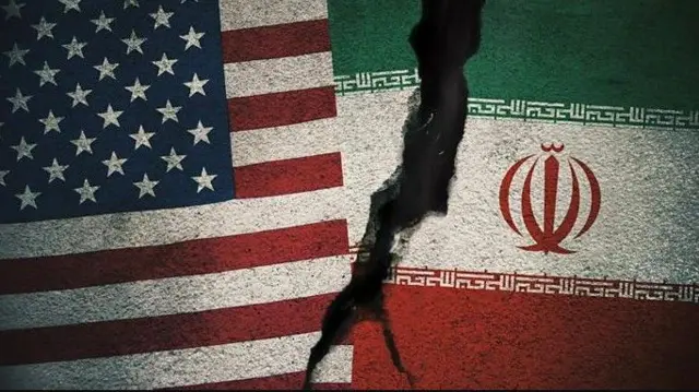 صورة تعبيرية عن الحرب بين الولايات المتحدة وإيران وبينهما مضيق هرمز