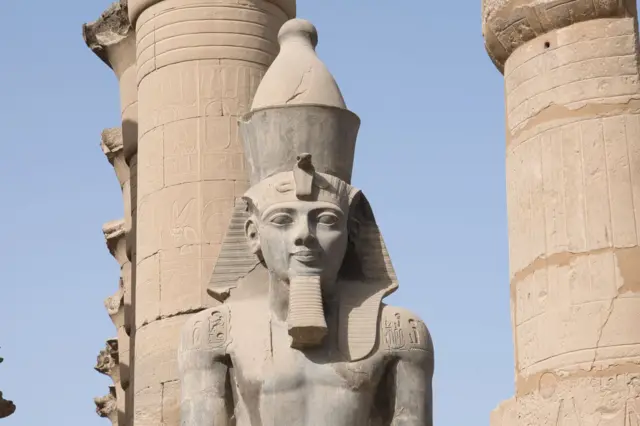 Cour d'Amenophis III, temple de Louxor, Louxor, Égypte. 