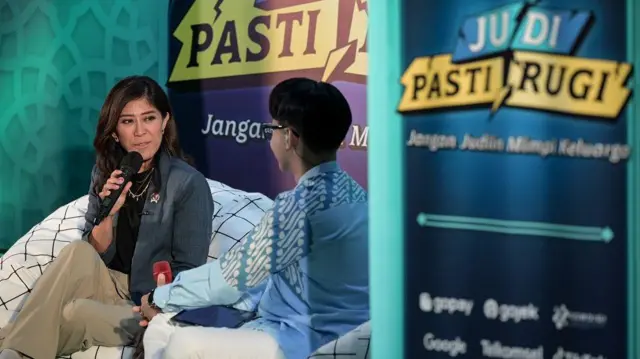 Menkomdigi Meutya Hafid (kiri) menjawab pertanyaan moderator saat diskusi pada acara Kampanye Judi Pasti Rugi di Kantor Gojek, Kemang, Jakarta, Senin (10/03).