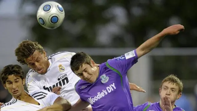 اریک مکگیل از شامراک در حال جدال با گابریل هاینزه از رئال مادرید