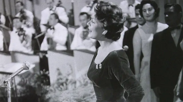 A cantora suíça Lys Assia durante apresentação no Eurovision Song Contest em Lugano, na Suiça
