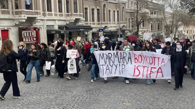 Marmara Üniversitesi'nden öğrenciler Maçka Parkı'na doğru ilerliyor