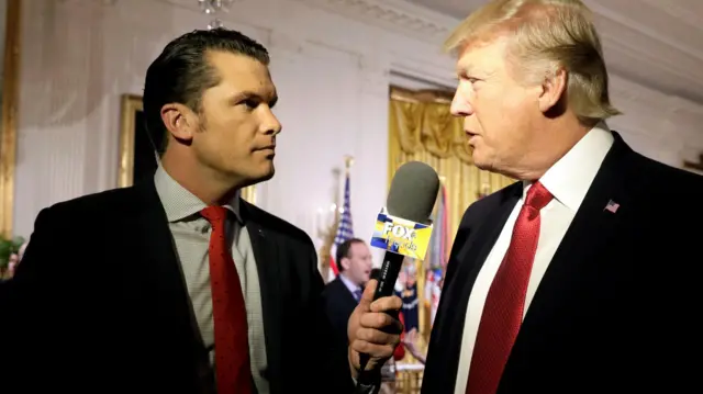 Donald Trump được phỏng vấn bởi Pete Hegseth, đồng dẫn chương trình của Fox và Những người bạn, tại Nhà Trắng.






