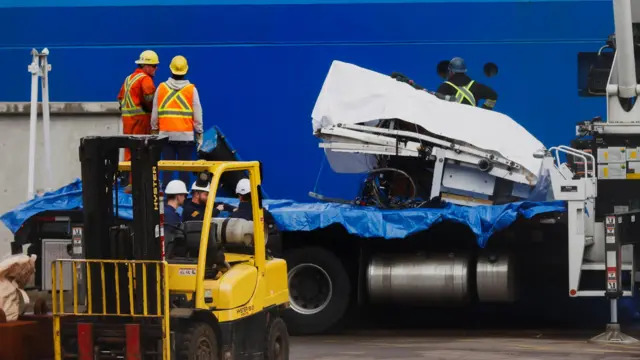 टाइटन पनडुब्बी के टुकड़े
