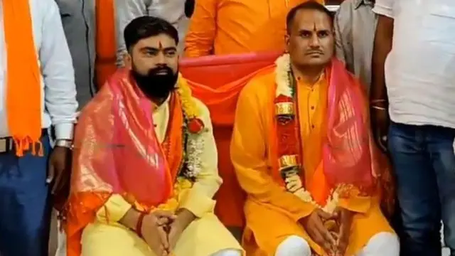 अभियुक्तों को सम्मानित करने का वीडियो सोशल मीडिया पर वायरल है