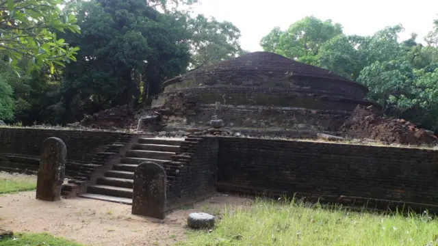 මෙහි ස්ථූපයක නටඹුන් දිස්වන අතර ගල් කුට්ටි යොදාගනිමින් සිදු කළ ඉදිකිරීම් කිහිපයක නටබුන් ද දැකගැනීමට හැකි විය.