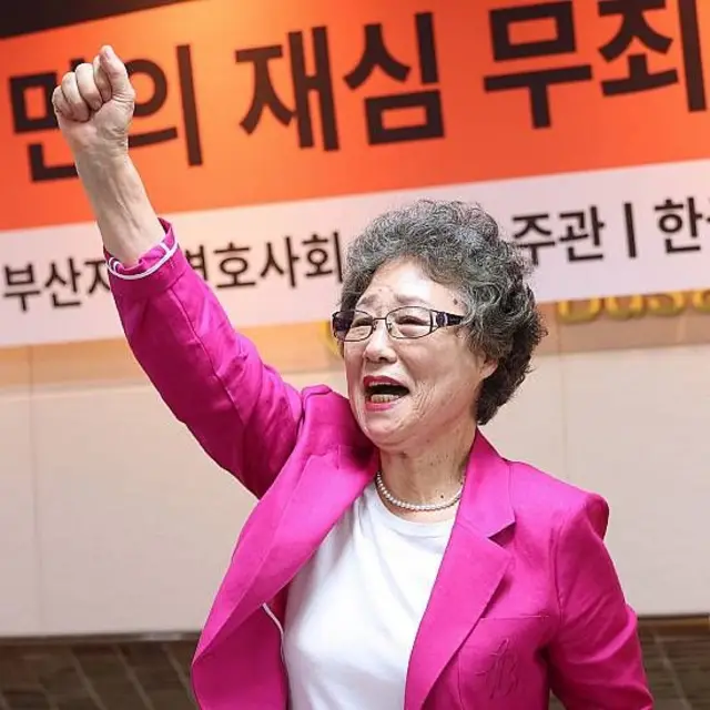 Choi con el puño en alto en señal de victoria tras conocerse la anulación de la condena