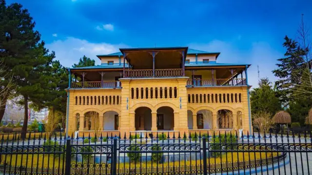 نمایی از قصر استوری وزارت خارجه افغانستان با خشتهای زرد رنگ و بالکنهای بزرگش