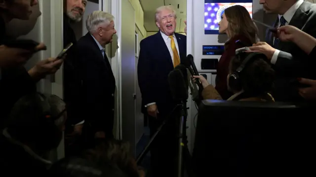 एयरफ़ोर्स वन में सवार ट्रंप