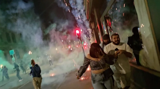 फ्रांस के शहर ल्यॉन में हिंसक प्रदर्शन होने के बाद लोग 