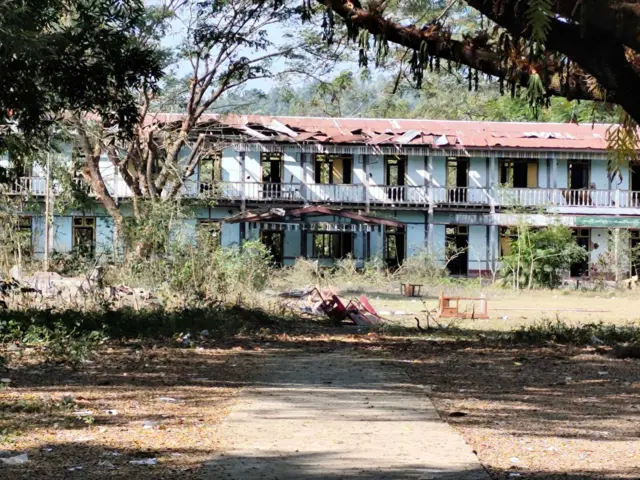 ဗုံးတစ်လုံးဟာ ကနန်ကျေးရွာ အထက်တန်းကျောင်းခွဲ အနောက်ဘက်ကို ကျခဲ့တယ်လို့ သိရပါတယ်