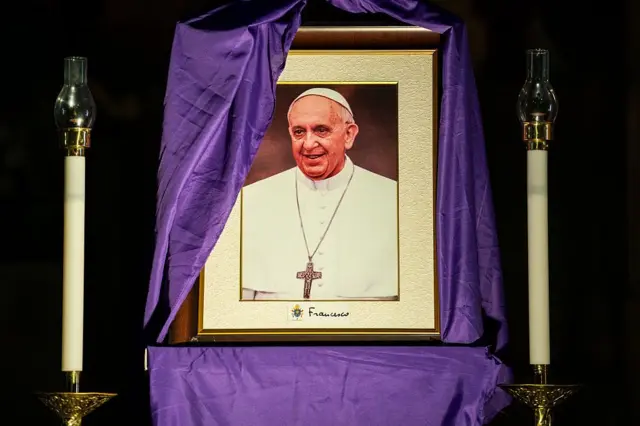 A birnin Manilla na ƙasar Philippines an ajiye hoton Fafaroma Francis a dandamalin cocin Minor Basilica yayin da mutane ke zuwa suna masa addu'a