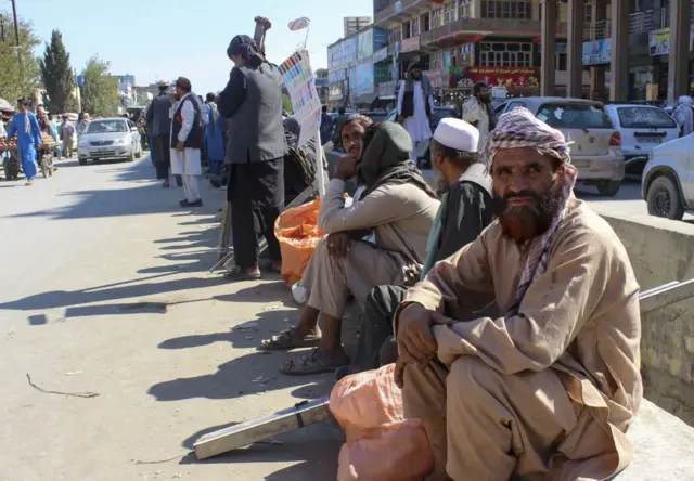 یو شمېر کارکوونکي چې د کار په تمه دي