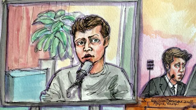 Mahkemede çizilen bir portrede Sam Altman, bir podcast programında kendi sesini gösteren bir ekrana bakarken tasvir ediliyor.