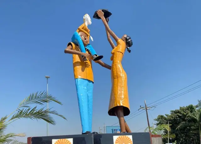 የተገደሉ አልባይኖዎችን ለመዘከር በሰንጊርማ ግዛት ሐውልት ቆሟል።