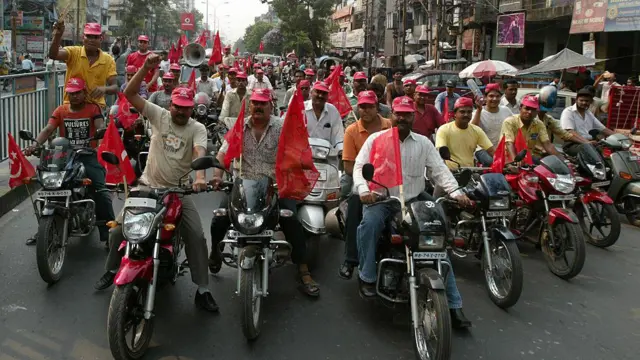 শিলিগুড়িতে বামপন্থী কর্মীদের বাইক মিছিল, ২০০৯ সালের ছবি। কমিউনিস্টরা পশ্চিমবঙ্গ শাসন করেছেন একটানা ৩৪ বছর ধরে 