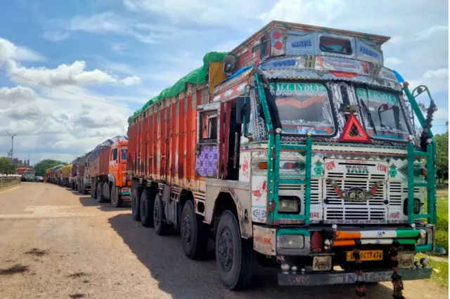 ट्रकहरू