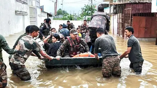 मुसळधार पावसामुळे वडोदरा, अहमदाबाद, जामनगरसह द्वारका देवभूमी जलमय झाली आहे.