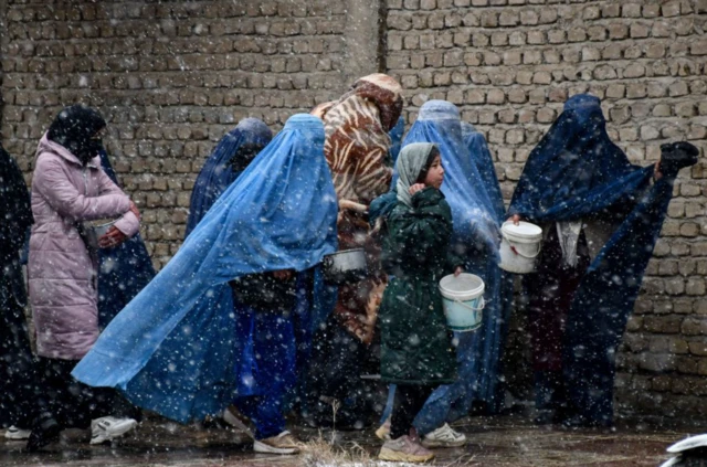 아프가니스탄 여성들은 형식적으로는 1919년에 투표권을 얻었지만, 탈레반은 여성들의 선거가 전혀 필요 없다고 여긴다