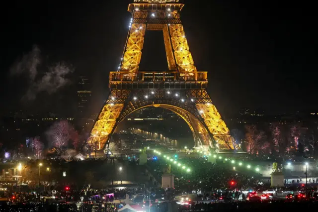 محتفلون يتجمعون قرب برج إيفل في باريس للترحيب بالعام الجديد