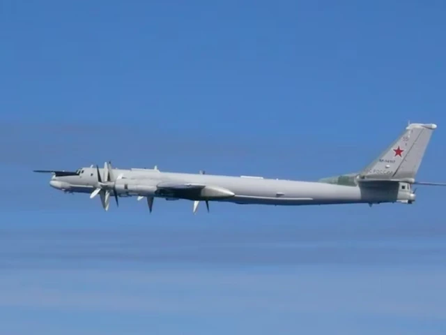 Một máy bay ném bom TU-95 của Nga bay qua Biển Hoa Đông trong bức ảnh do Lực lượng Phòng vệ Trên không Nhật Bản chụp và được Văn phòng Tham mưu Liên hợp của Bộ Quốc phòng Nhật Bản công bố vào năm 2019
