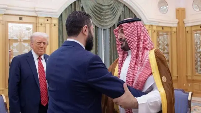 Yariman Saudiyya Mohammed Bin Salman ya rungumi shugaban Syria Ahmed al-Sharaa yayin da shugaban Amurka Donald Trump ke kallo daga gefe