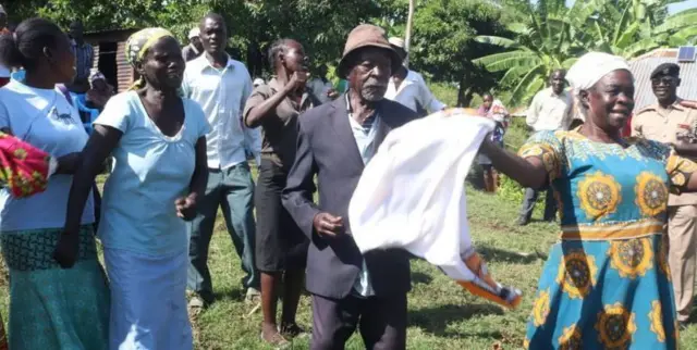 Awọn mọlẹbi ati ara abule n ba Joseph jijo ayọ 