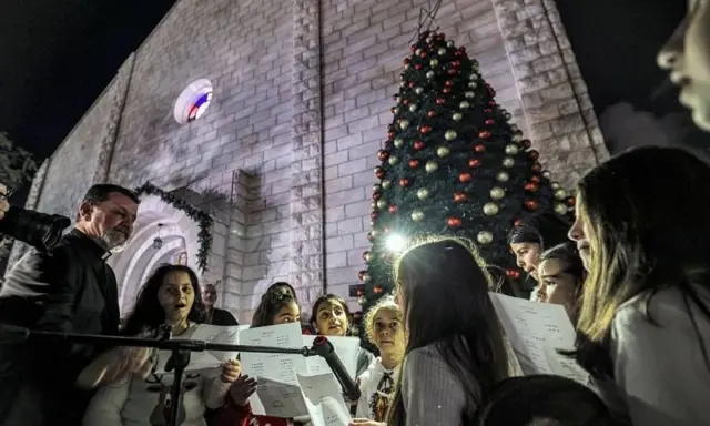 ኣብ በዓል ልደት 2021፡ ፍልስጤማውያን ህጻናት ኣብ ቃዛ እናዘመሩ