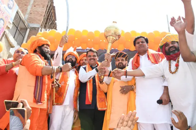 बृज भूषण ने अप्रैल में एकनाथ शिंदे और देवेंद्र फडणवीस को अयोध्या के प्रसिद्द हनुमान गाढ़ी का दर्शन कराया 